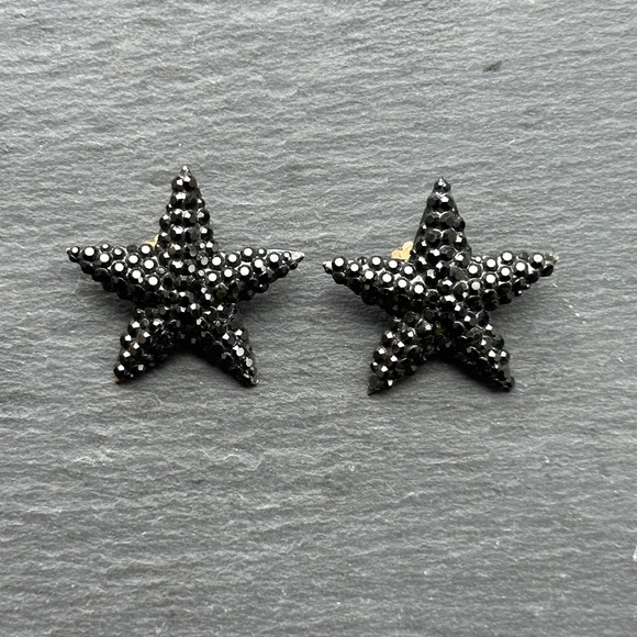 RICHARD KERR VINTAGE BLACK STAR CLIP-ON EARRINGS. - Picture 1 of 3